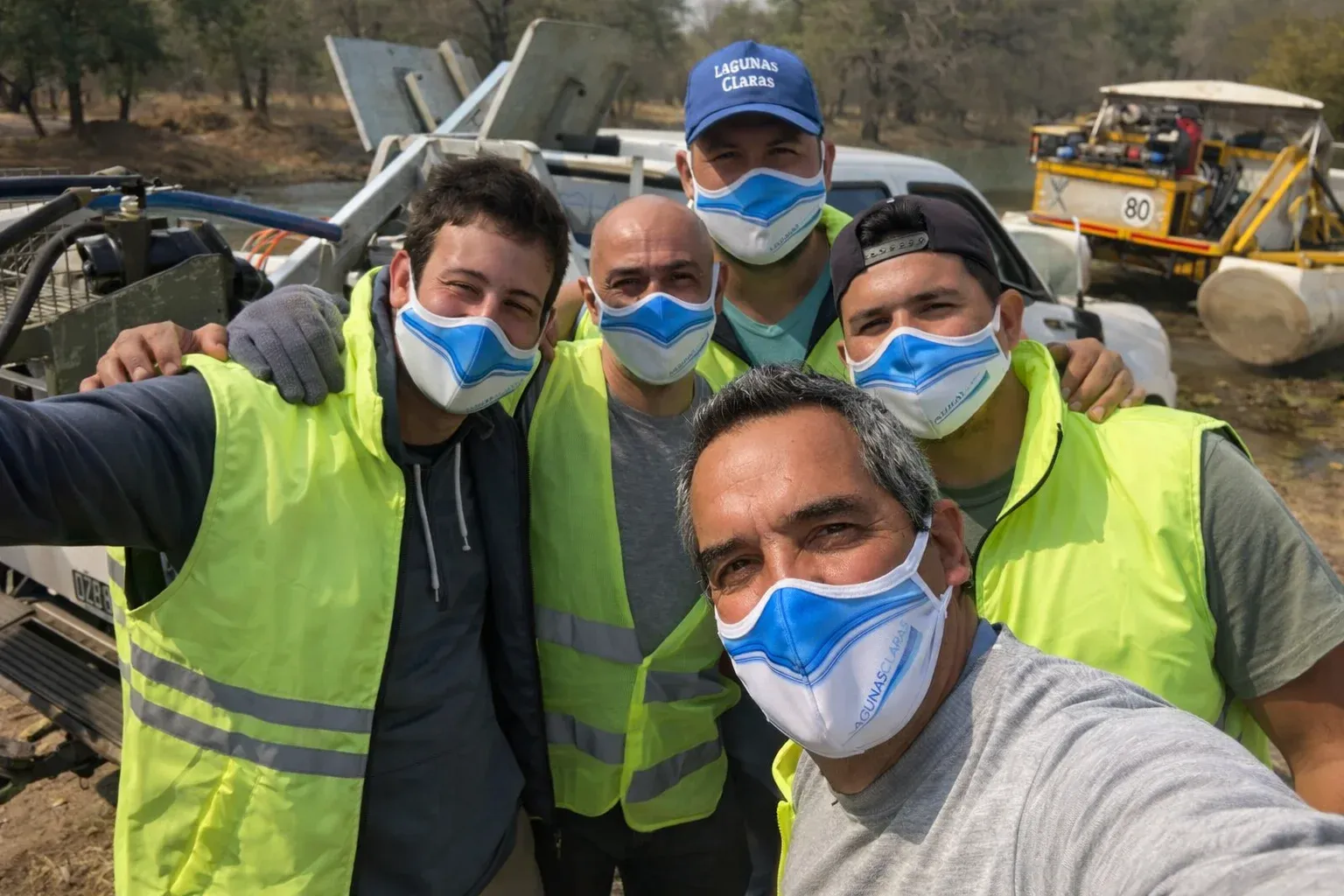 Equipo de Lagunas Claras realizando mantenimiento de lagunas en Argentina